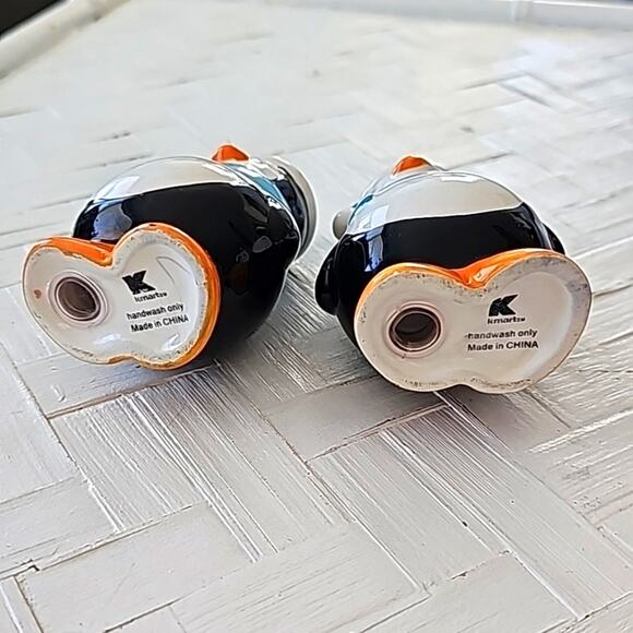 Vintage K-Mart Penguin Salt and Pepper Shakers Winter Christmas 4.25" x 3" - Picture 5 of 6